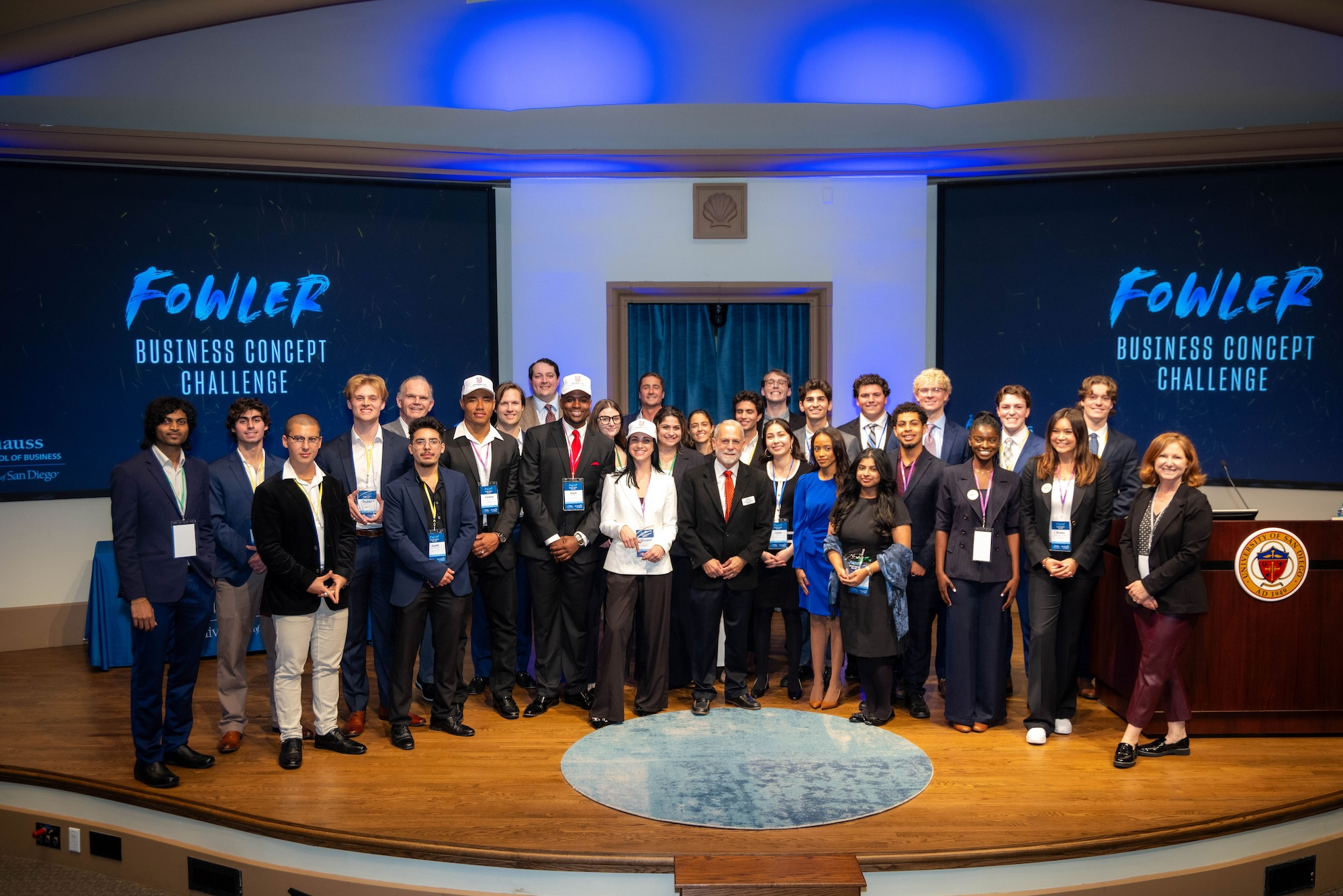 The entire group of teams and judges 